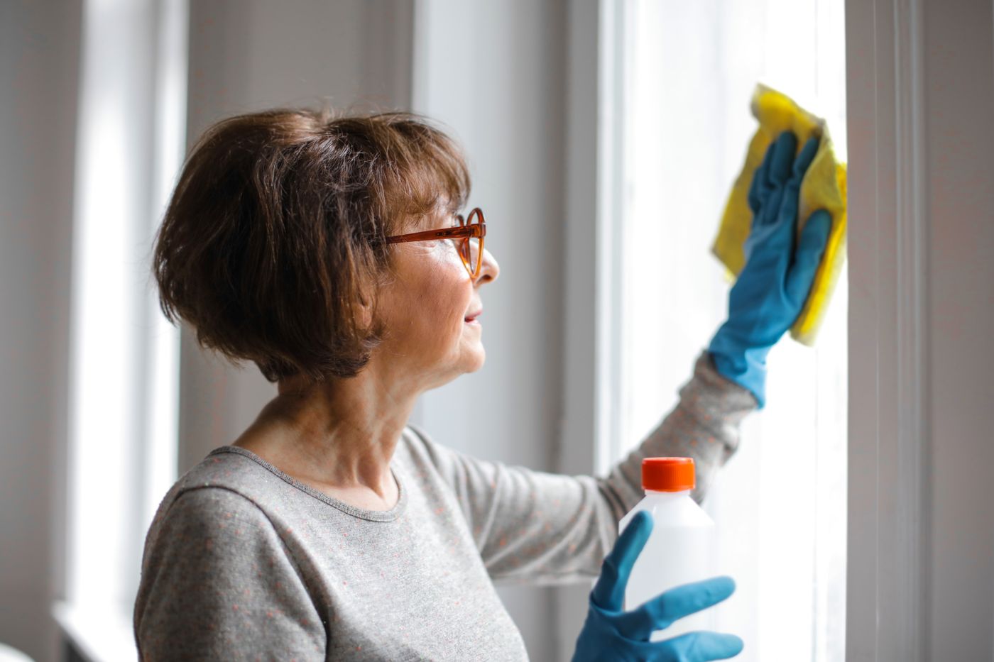 Professionnelle nettoyant des vitres